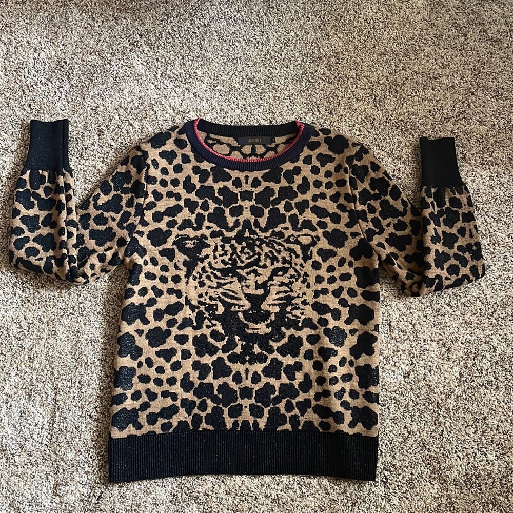 Sequined leopard / Tiger Pattern sweater size medium